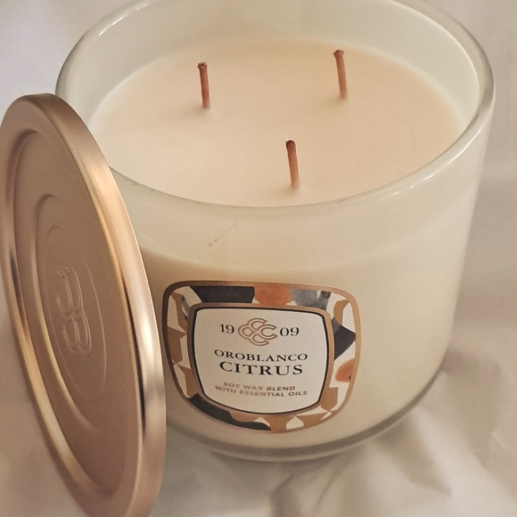 Citrus Soy Pillar Glass 3 Wick Oroblanco Candle Colonial Candle NEW IN BOX - Picture 2 of 12